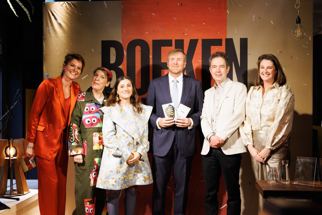 CPNB-directeur Eveline Aendekerk, Paulien Cornelisse, Sholeh Rezazadeh, Koning Willem-Alexander, Gerwin van der Werf en directeur van het Literatuurmuseum / Kinderboekenmuseum Valérie Drost. Foto: Bas van Hattum
